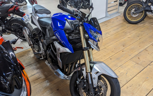 SUZUKI GSR 750
