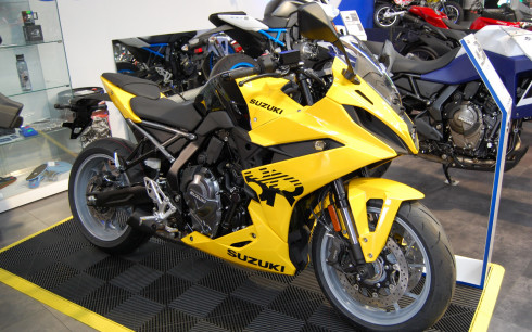 SUZUKI GSX8R