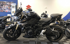 SUZUKI GSR 750
